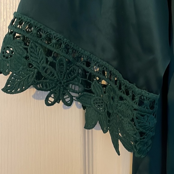 Hunter Green Robe with the letter “R” - Picture 4 of 4